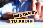Foto: Bausteine mit Schriftzug MISTAKES TO AVOID